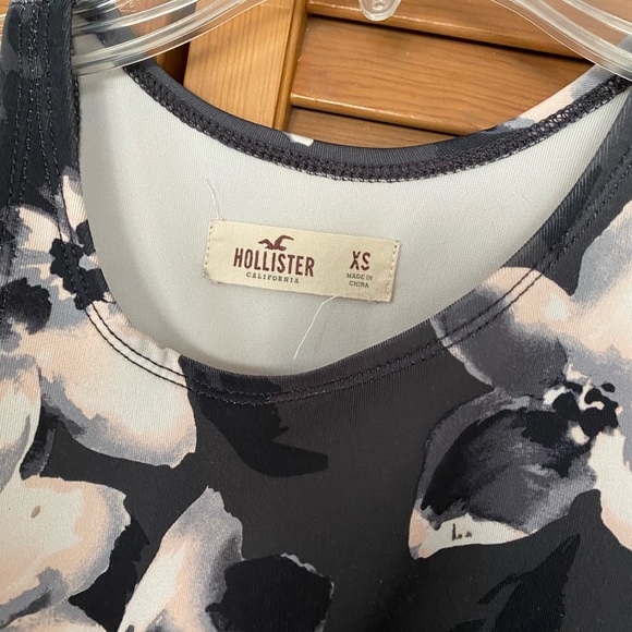 Ladies flower print crop workout top from Hollister size extra small - Picture 3 of 3
